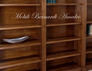 Libreria in stile classico da studio o biblioteca realizzata in legno massello con capitelli intagliati